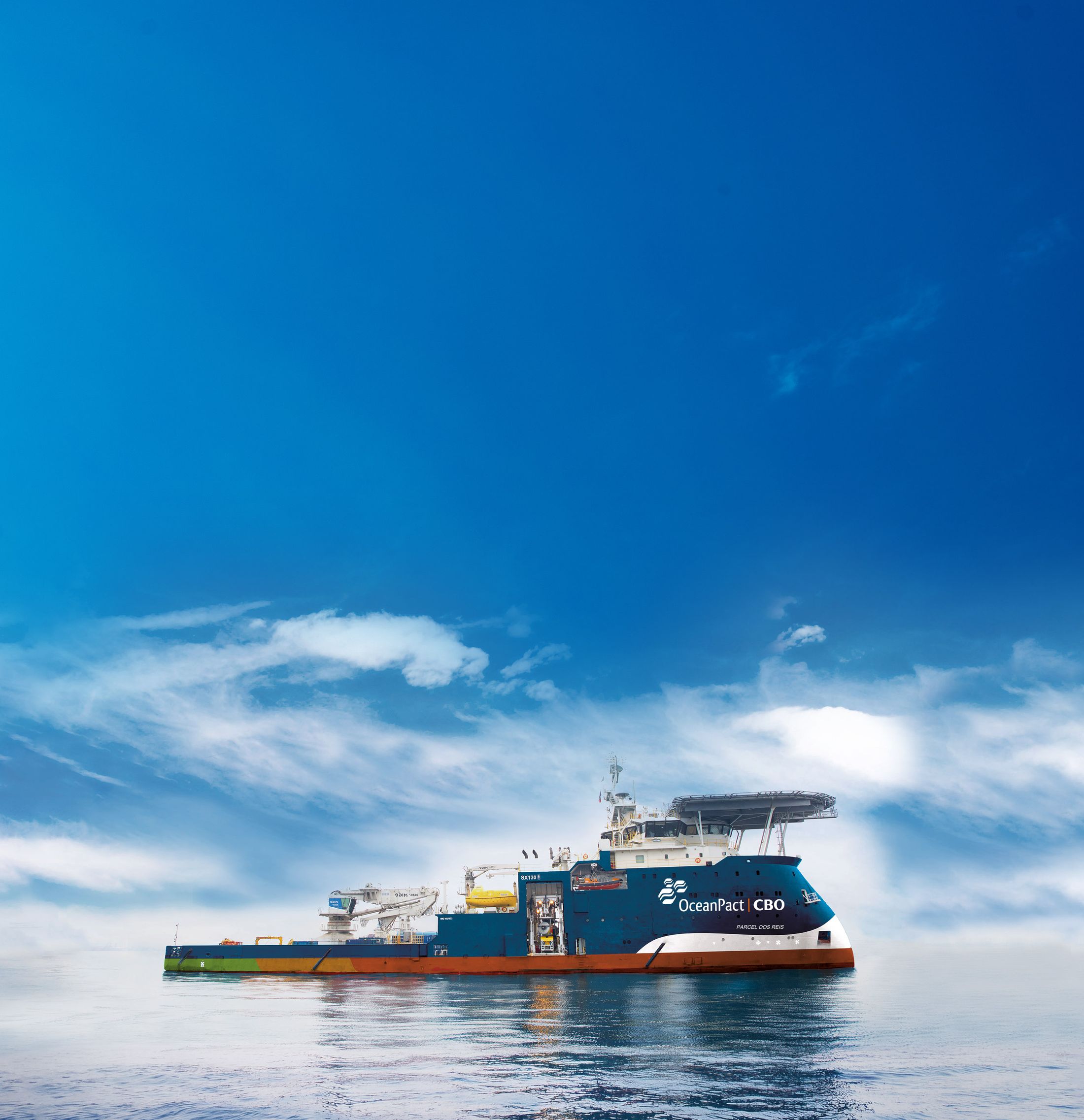Embarcação Parcel dos Reis, da OceanPact CBO, navegando em alto-mar.